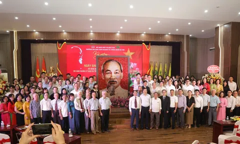 Trường Đại học Kinh doanh và Công nghệ Hà Nội long trọng kỷ niệm 135 năm ngày sinh Chủ tịch Hồ Chí Minh và đón nhận bức chân dung Bác Hồ do Khu Di tích trao tặng