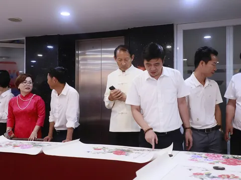 Triển lãm tranh hoa mẫu đơn "hớp hồn" giới mộ điệu tại Diễn đàn Văn hóa Quốc Tế 2025